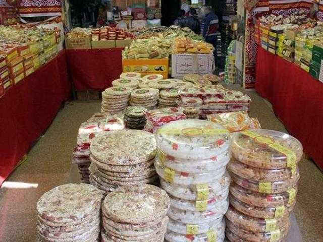 ”حلاوة زمان .. عروسة حصان” .. شوارع المحروسة تتزين بحلوي المولد رغم أنف ”كورونا”