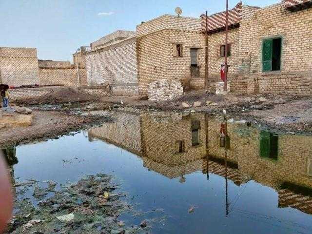 بالصور. قرية الصعايدة بالفيوم تغرق في مياه الصرف الصحي