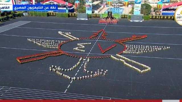 «عاش الجيش المصري».. طلاب الكلية الحربية يرسمون بأجسادهم شعار القوات المسلحة (فيديو)