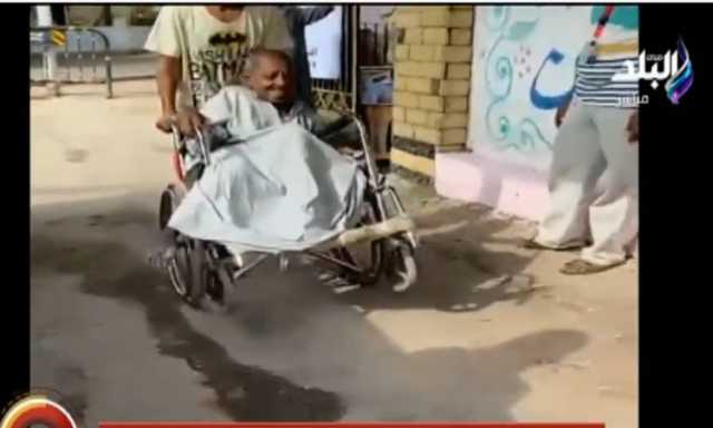 شاهد.. مسن على كرسى متحرك يدلى بصوته فى انتخابات مجلس النواب