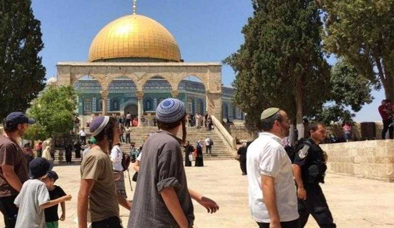 عشرات المستوطنين الإسرائيليين يقتحمون ساحات المسجد الأقصى المبارك