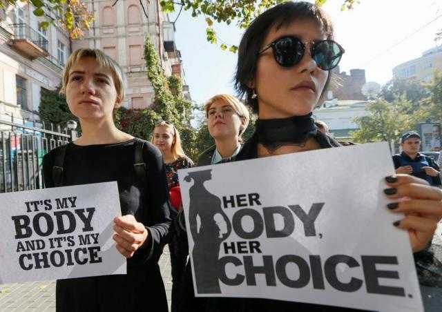نساء في بولندا يضربن عن العمل احتجاجا على قانون حظر الإجهاض