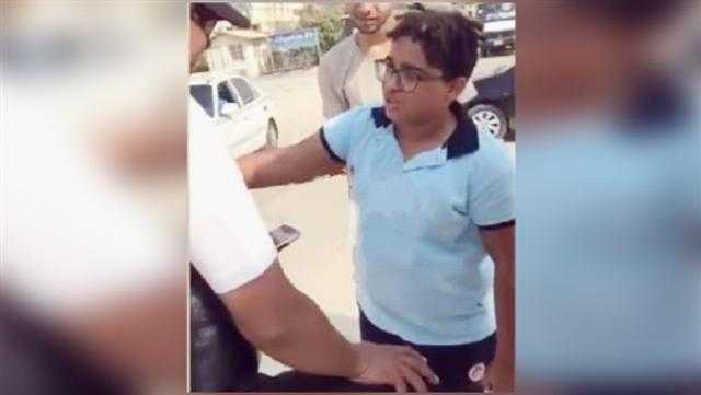 ”ابن القاضي” .. مهزلة جديدة ”طفل المرور” يلقى البيض على المارة (فيديو)
