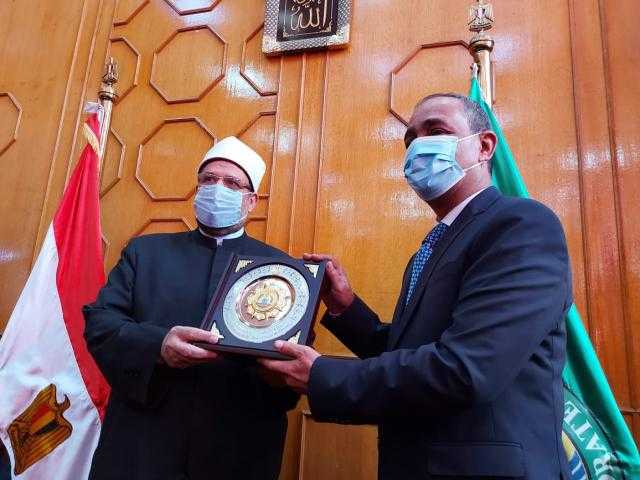 وزير الأوقاف: تقاضى الأموال عبر التفاعل على مواقع التواصل حرام شرعا