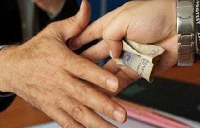 الإفتاء ترد على حكم دفع رشوة أو إكرامية لقضاء المصلحة