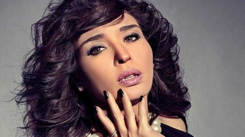 دينا تستعرض جمالها بالأسود اللامع