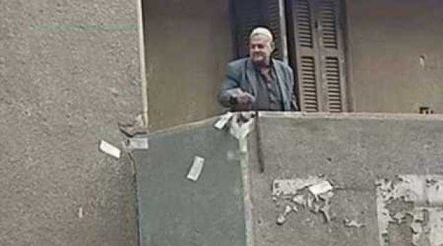 الإفتاء تعلق على واقعة إلقاء شخص أمواله من ”البلكونة”.. فيديو