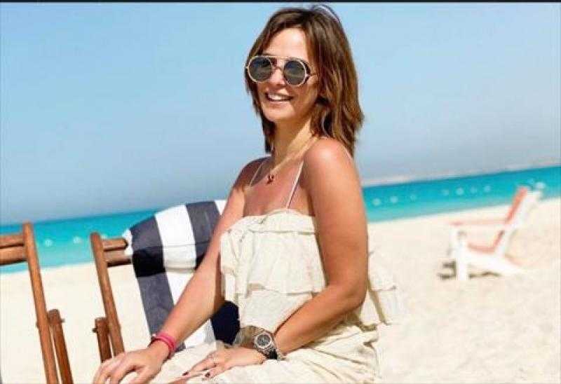 إطلالة صيفية لـ إيمان العاصي بدون مكياج