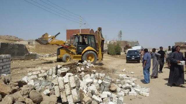 إزالة 3 حالات تعد بالبناء على الأراضي الزراعية في ديرمواس بالمنيا