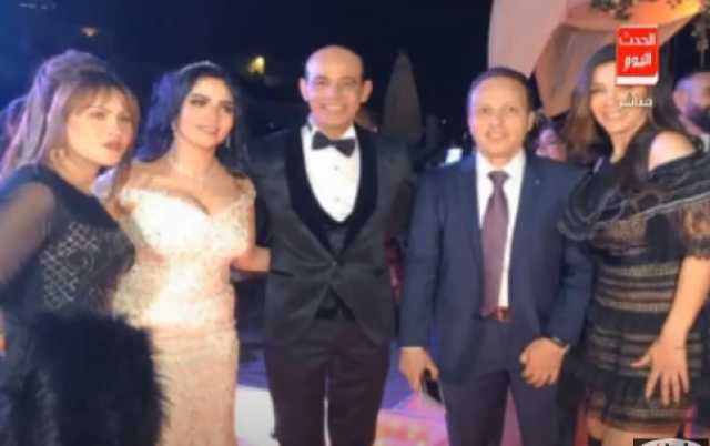 محمد موسى يغازل زوجته على الهواء كنتي منورة الدنيا (فيديو)