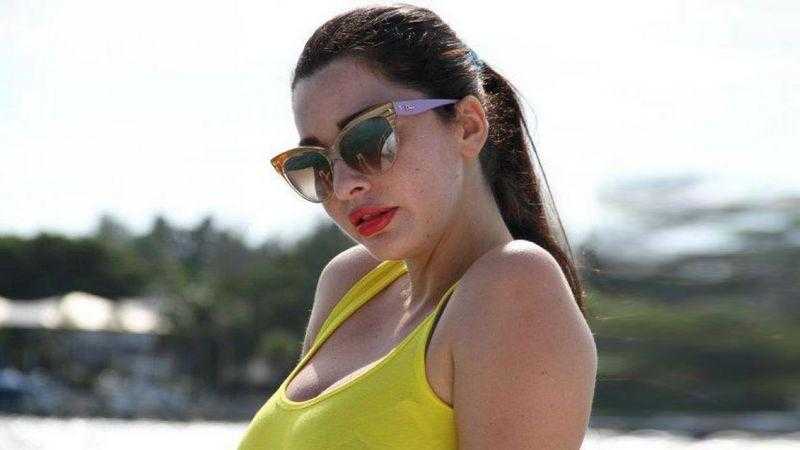 لاميتا فرنجية تستعرض رشقاتها أمام البحر بـ جمبسوت رصاصي