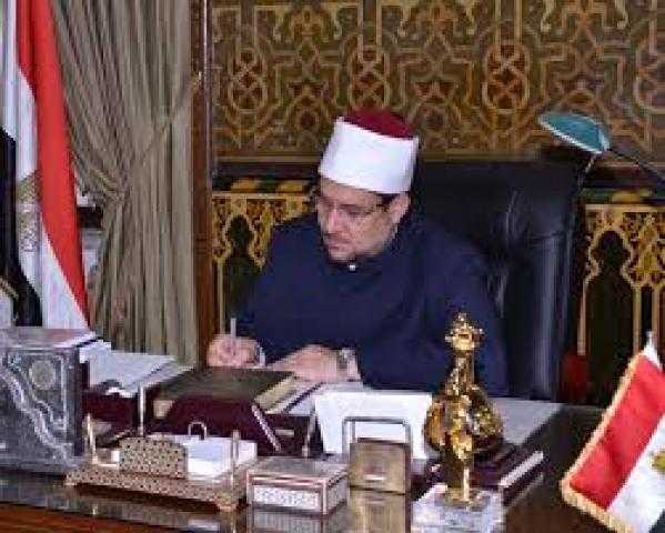 وزير الأوقاف يقرر إيقاف 5 مسؤولين عن العمل لارتكابهم مخالفات