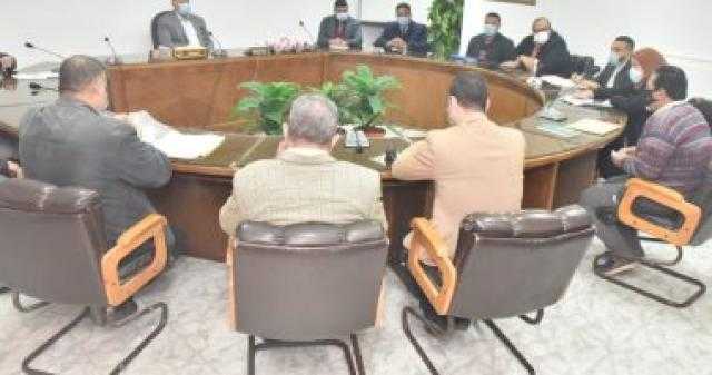محافظ أسيوط يستقبل مواطنين بالديوان العام لبحث شكواهم وتلبية مطالبهم