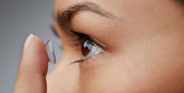 هل ارتداء العدسات اللاصقة حرام؟ .. الإفتاء توضح