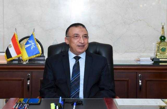 عقب تعافيه من كورونا.. محافظ الإسكندرية يباشر مهام عمله بمكتبه ويوجه رسالة للمواطنين