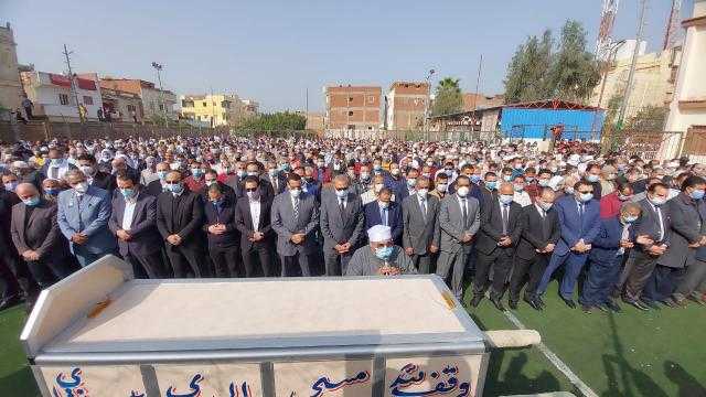 الهجان ومحافظ البحيرة يقدمان واجب العزاء في حمدي الطباخ