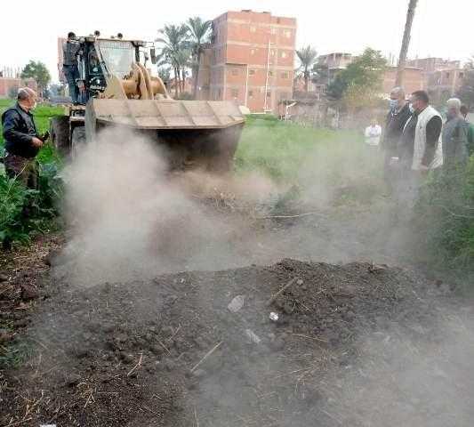 إعادة فتح طريق بقرية فى بلبيس تعدى عليه مواطن بالزراعة
