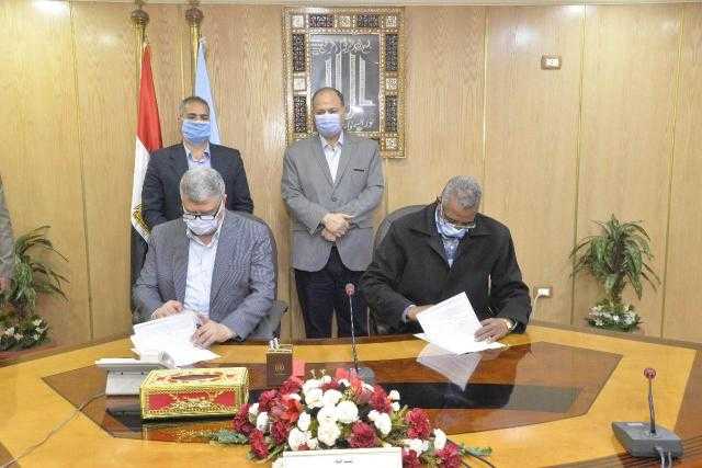 توقيع عقود تركيب شبكات كهرباء بـ208 ملايين جنيه لـ90 قرية ضمن ”حياة كريمة” بأسيوط