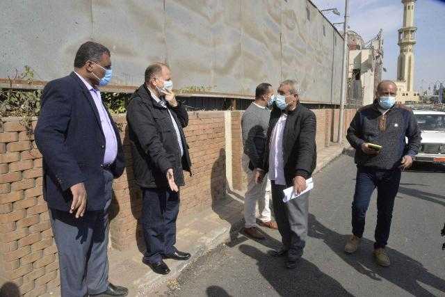 محافظ أسيوط يتفقد رصف شارع أحمد حسن الباقورى بمنطقة الوليدية.. صور