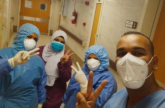خروج 80 مصابًا بفيروس كورونا بعد تعافيهم من مستشفى الأقصر العام