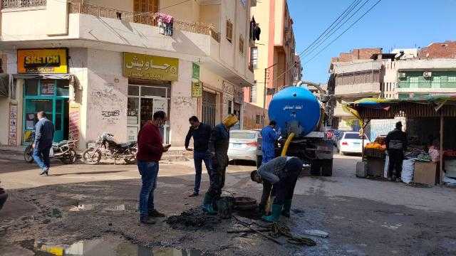 بالصور.. تطهير خطوط الصرف الصحي بقرى دسوق في كفر الشيخ