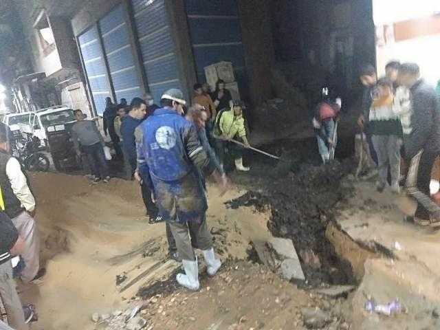 الإنتهاء من أعمال إصلاح هبوط أرضى مفاجئ وسط منطقة سكنية بشارع فرعى فى بلبيس