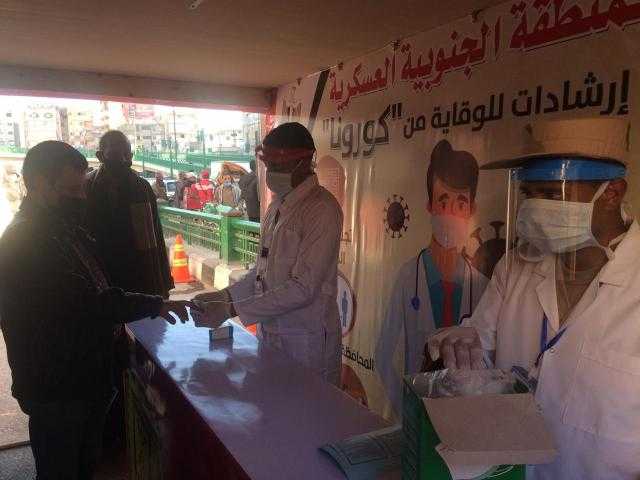 المنطقة الجنوبية العسكرية بأسيوط توزع الكمامات على المواطنين بمحطتي السكة الحديد والأتوبيس