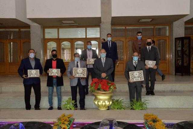 محافظ أسيوط يكرم وكيل وزارة التموين وبعض العاملين تقديرًا لجهودهم