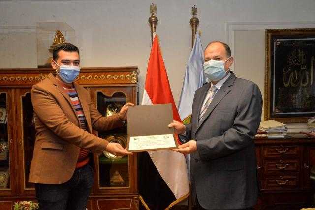 محافظ أسيوط يكرم وكيل وزارة الصحة وقيادات التفتيش الصيدلي لتفانيهم في العمل