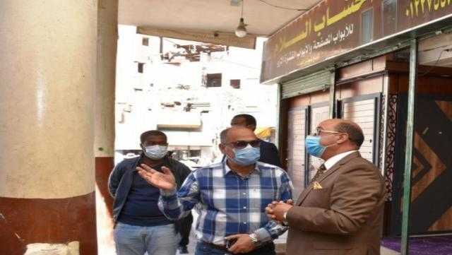محافظ أسوان يتفقد عددا من الشوارع بمنطقة الطابية