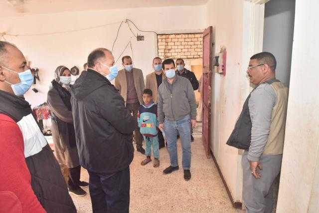 محافظ أسيوط يتفقد قرى الظهير الصحراوى بمركزى القوصية وديروط لبحث سبل التطوير والتنمية