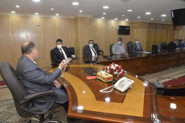 محافظ أسيوط يلتقي مدير بنك مصر وممثل وزارة قطاع الأعمال لبحث التعاون