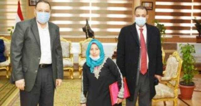 محافظ الشرقية يوفر تروسيكل وإعانة مالية لفتاة من ذوى الهمم