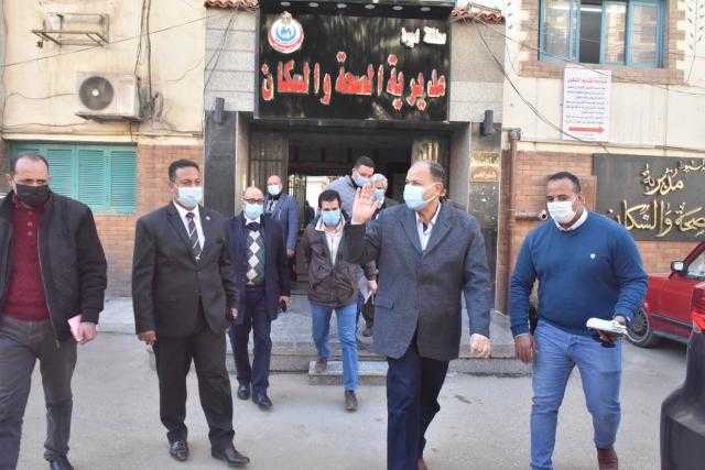 محافظ أسيوط يطمئن على شبكات الأكسجين بمستشفى الصدر وتوافر الأدوية (صور)