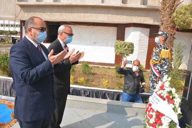محافظ القليوبية ومدير الأمن يضعان إكليل الزهور على قبر الجندى المجهول