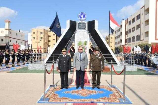 محافظ الشرقية ومدير الأمن يضعان إكليلاً من الزهور على النصب التذكاري لشهداء الشرطة