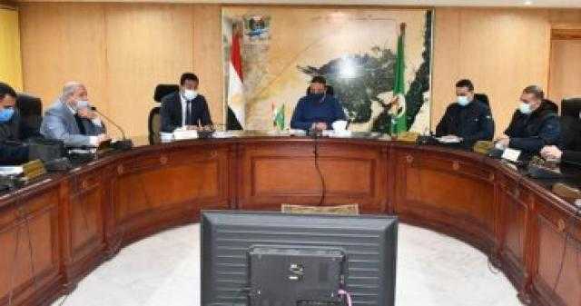 محافظ الفيوم يبحث استخدام الأساليب الحديثة فى رصف ورفع كفاءة الطرق
