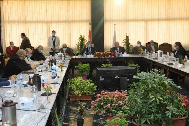 في حضور سعفان .. مجلس جامعة الزقازيق يشيد بالتعاون مع ”القوي العاملة”