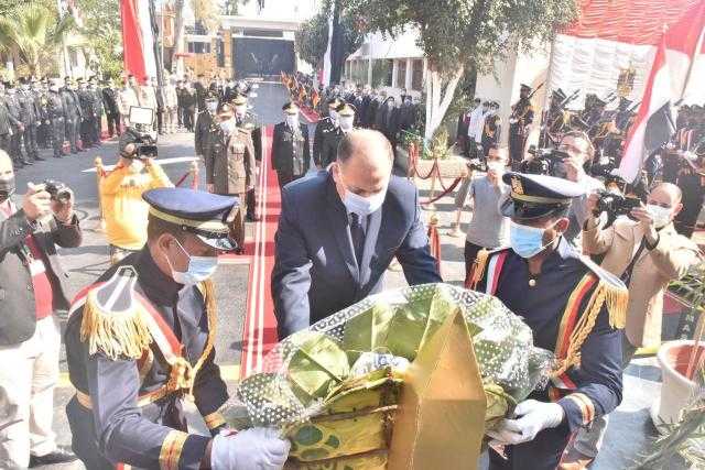 محافظ أسيوط يضع إكليل الزهور على النصب التذكارى لشهداء الشرطة