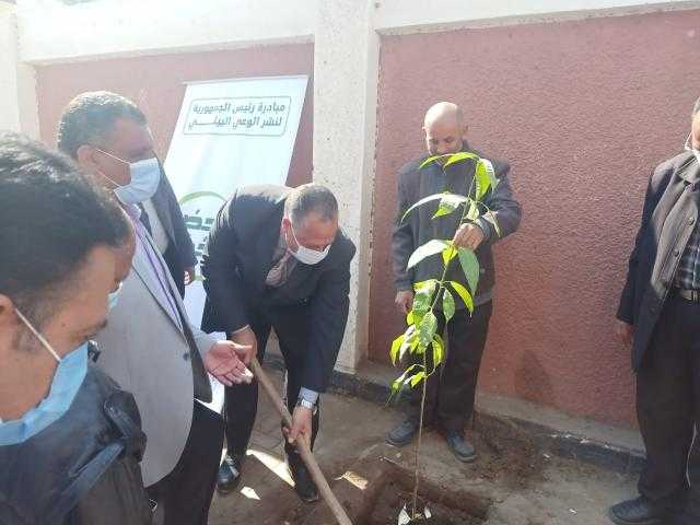 محافظة أسيوط تحتفل باليوم الوطني للبيئة بحملة تشجير وغرز شتلات مثمرة بالشوارع والميادين