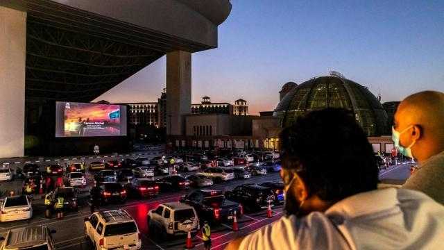 سعوديون يشاهدون عرضا سينمائيا من داخل سياراتهم في الرياض