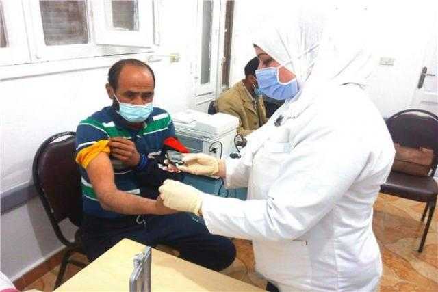 محافظ البحر الأحمر يشهد تطعيم الأطقم الطبية بلقاح كورونا