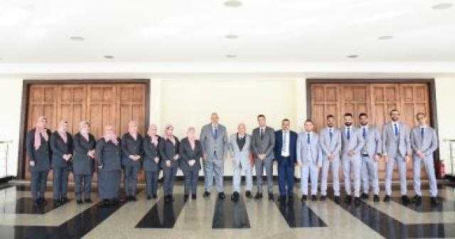 محافظ بورسعيد يلتقى بالعاملين بمركز الخدمات الاستيرادية