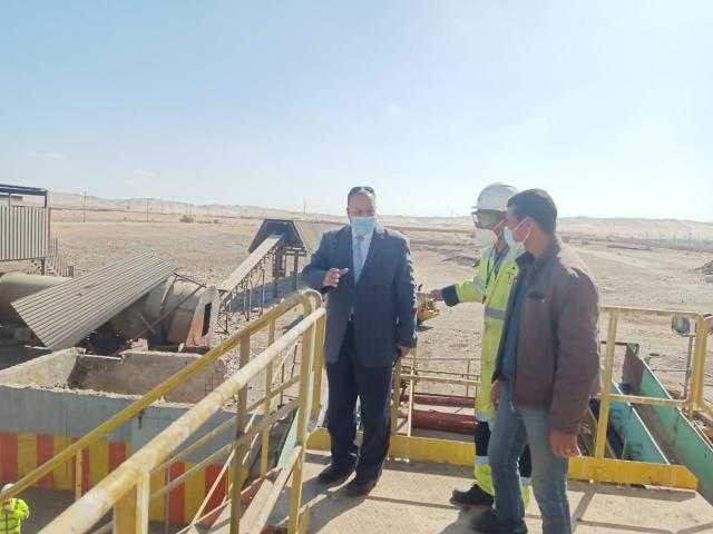 محافظ أسيوط يلتقى مدير الطب البيطرى لمناقشة سبل تطوير مزارع الثروة الحيوانية