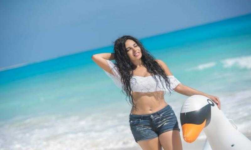 نسرين أمين بإطلالة جريئة على شاطئ البحر