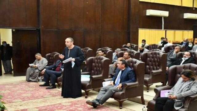 محافظ الفيوم يستعرض أبرز المشروعات التنموية بقرى إطسا ويوسف الصديق