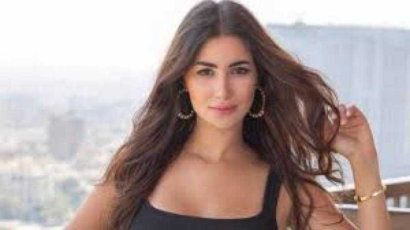 بإطلالة بيضاء.. هدى الإتربي تشارك جمهورها رحلتها إلى باريس