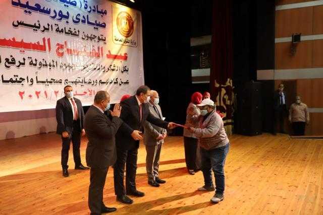 سعفان يسلم 500 صياد ببورسعيد وثيقة للتأمين التكافلى ضد الحوادث تغطي الوفاة والعجز  الجزئي والكلى 