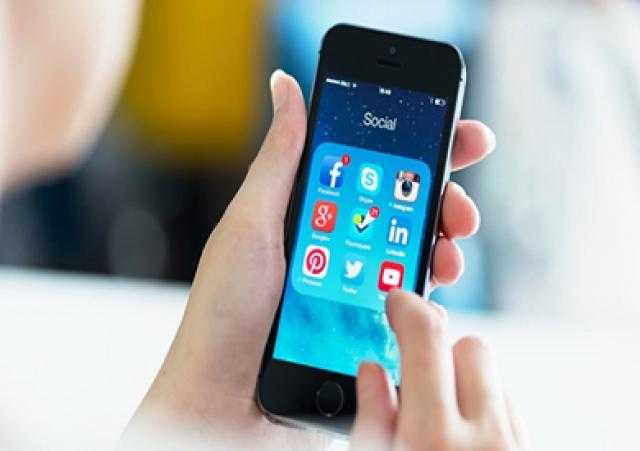 محللة أمريكية: وسائل التواصل الاجتماعي صارت قوة مزعزعة لاستقرار الحكومات الاستبدادية