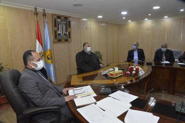 محافظ أسيوط يناقش خطة رصف وصيانة الطرق